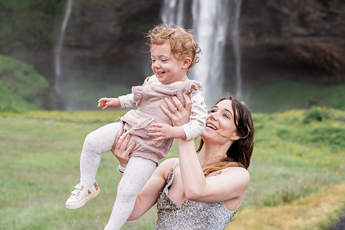 columbus ohio family photographer with her daughter in iceland 