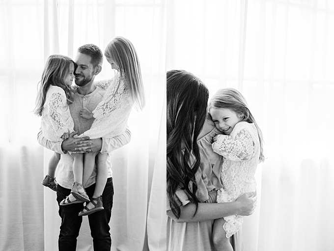 central ohio family photographer mom and dad hold their daughters