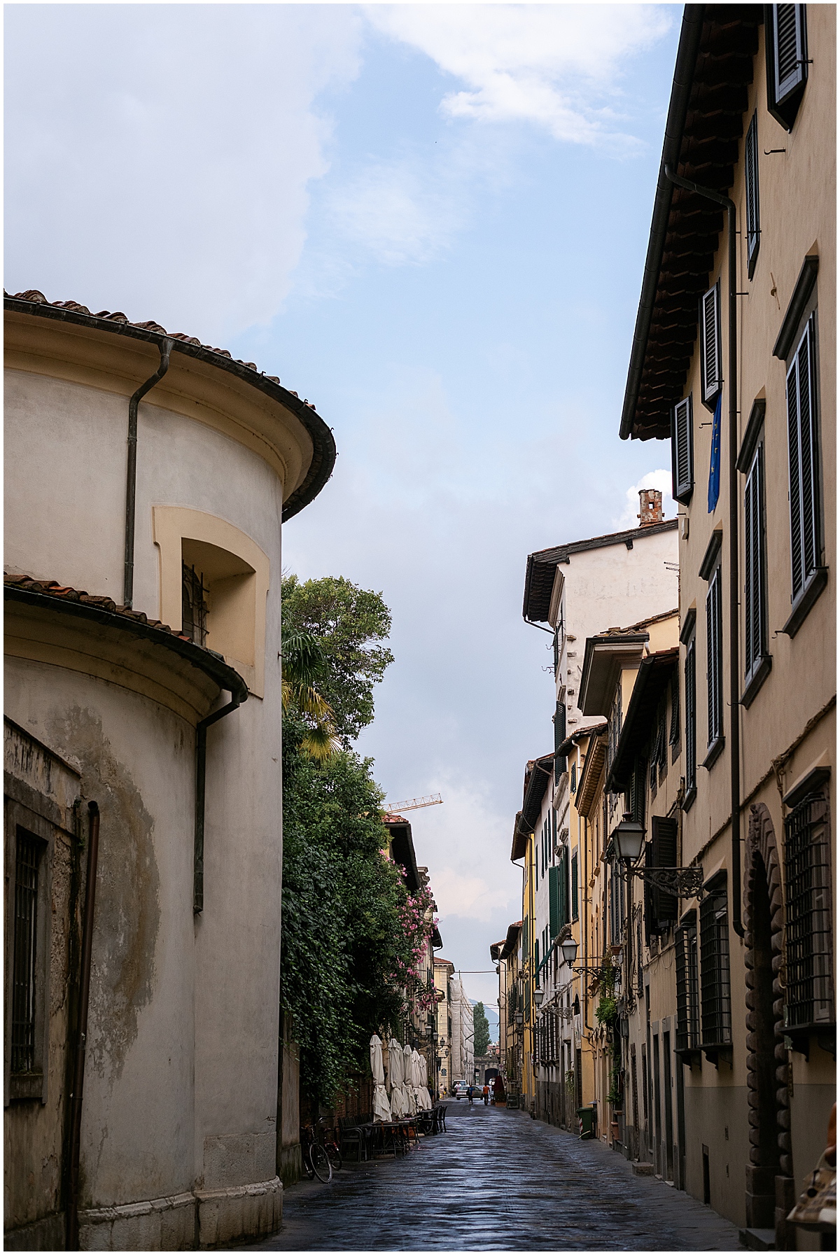 family vacation photographer a quiet street view in lucca