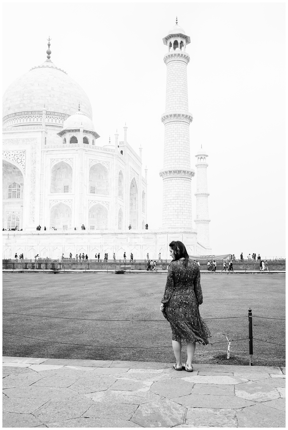 ohio lifestyle photographer black and white image in front of the taj mahal