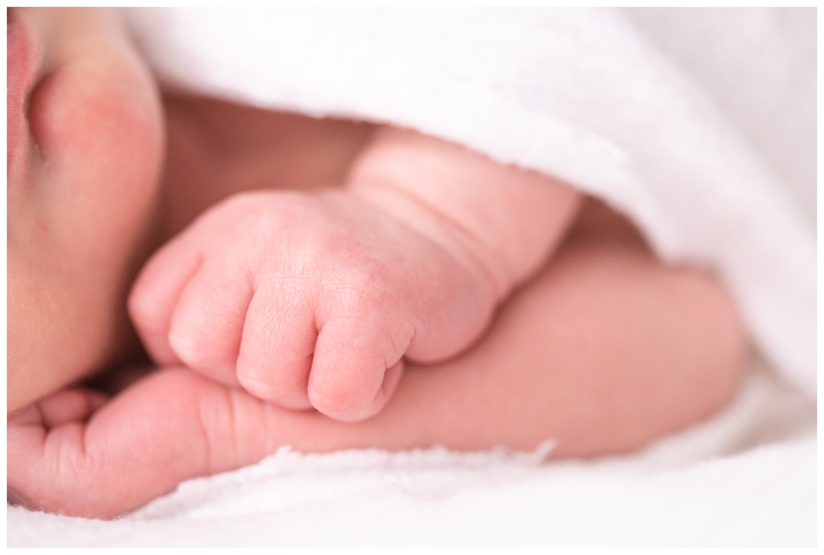 Lifestyle Newborn Photographer Columbus Ohio details of babys hand brynn burke photography