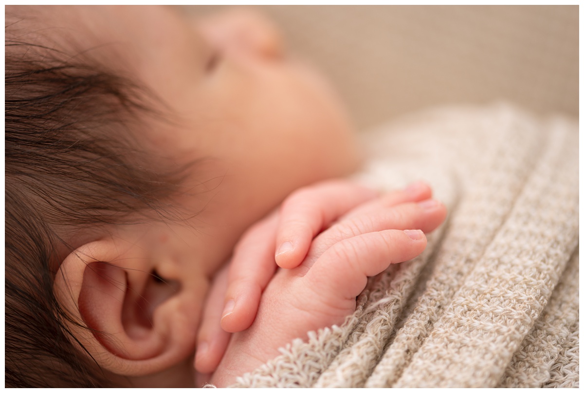 Best Columbus Newborn Photographer details of newborn fingers
