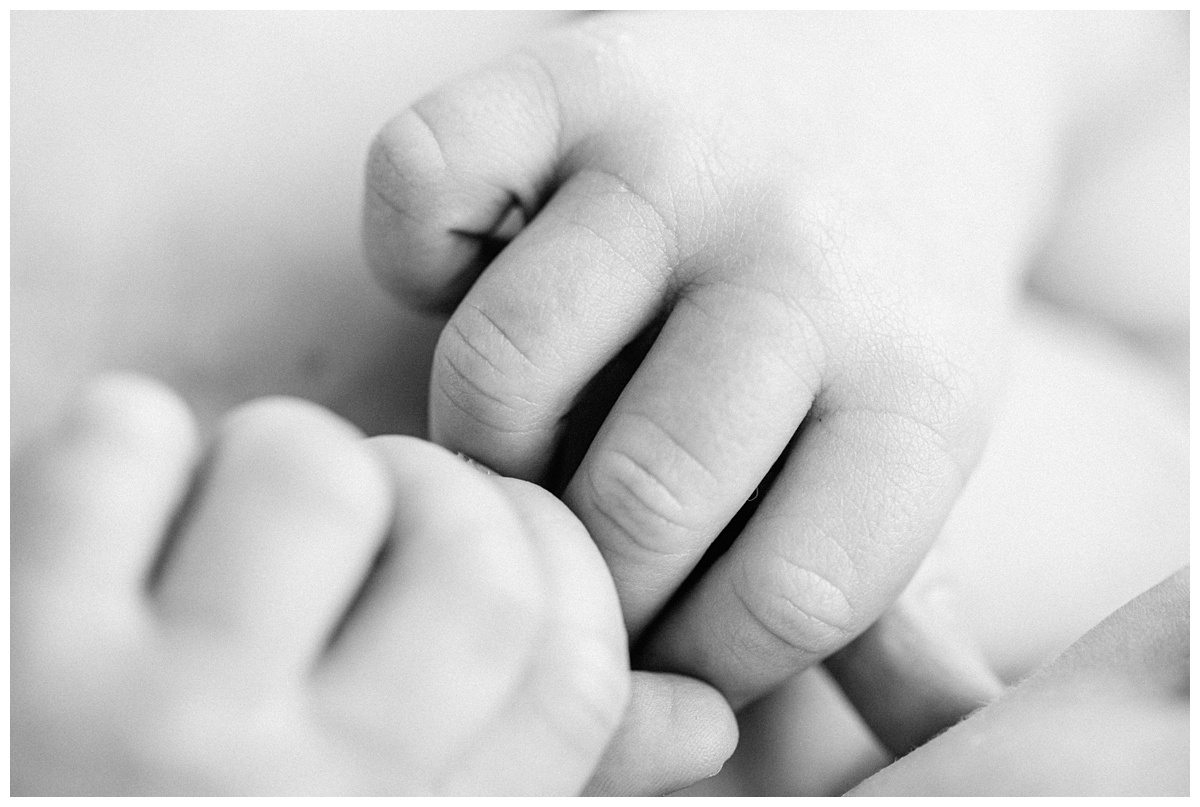 Columbus Lifestyle Newborn Photographer detail images of fingers in black and white
