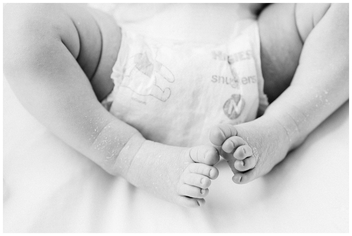 Columbus Lifestyle Newborn Photographer detail images of toes in black and white